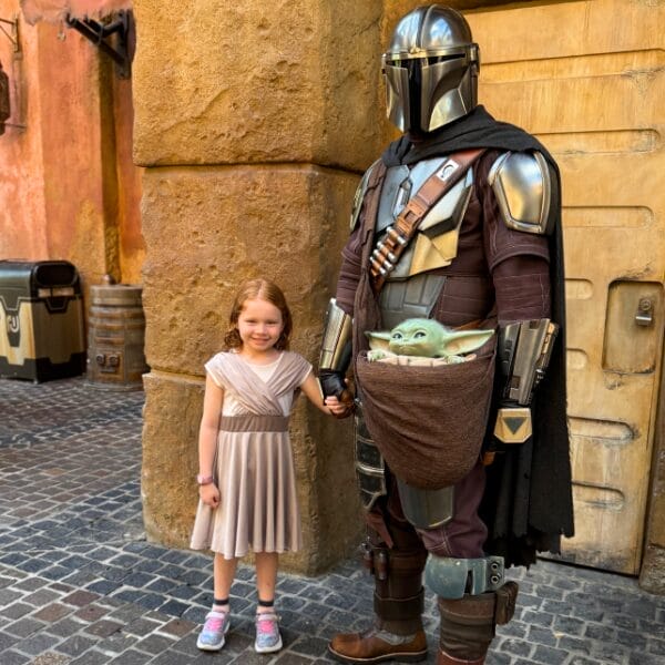 The Mandalorian and Grogu at Galaxy's Edge